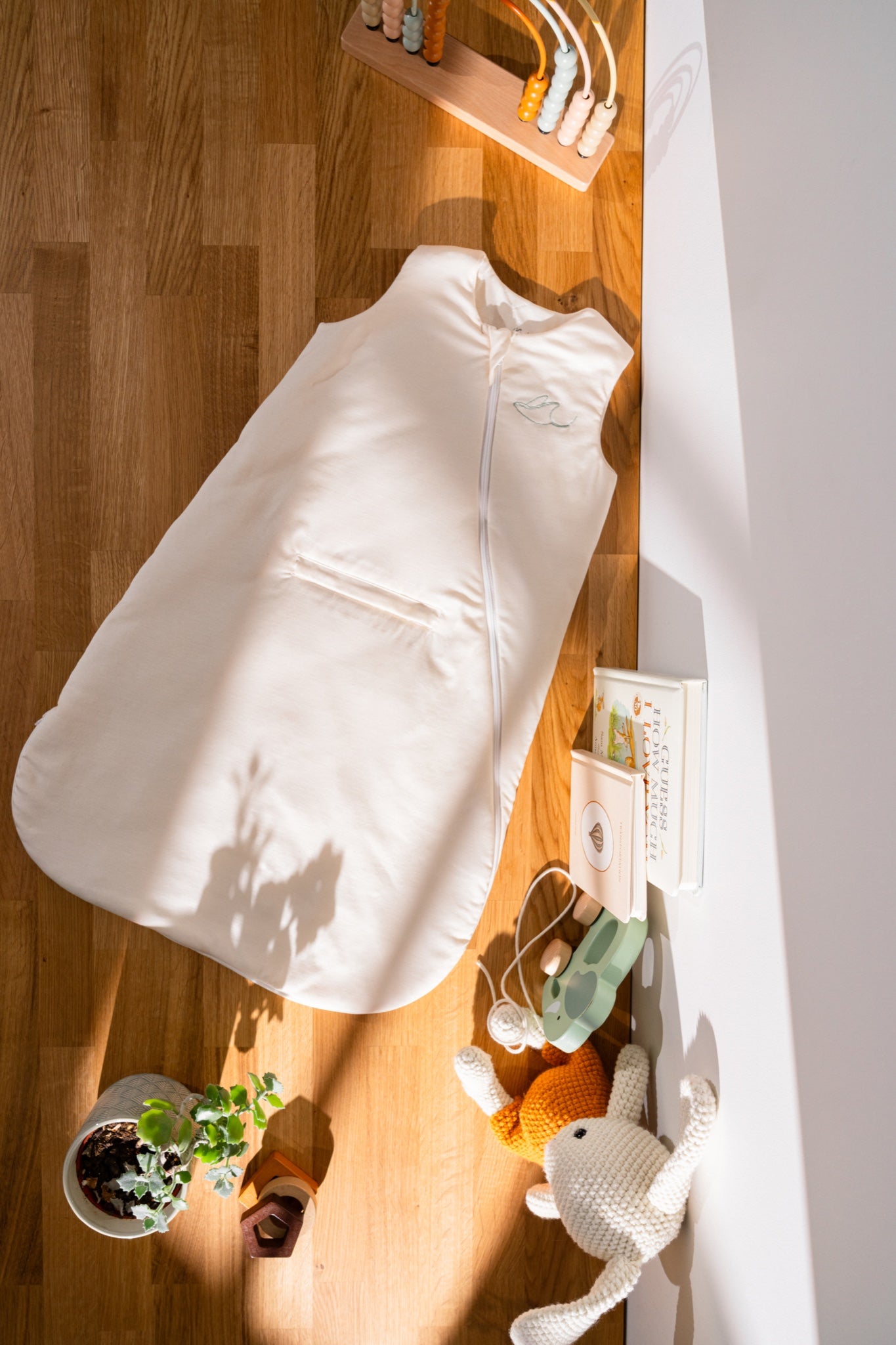 Nömad sleep sack laid flat, front view with central zip