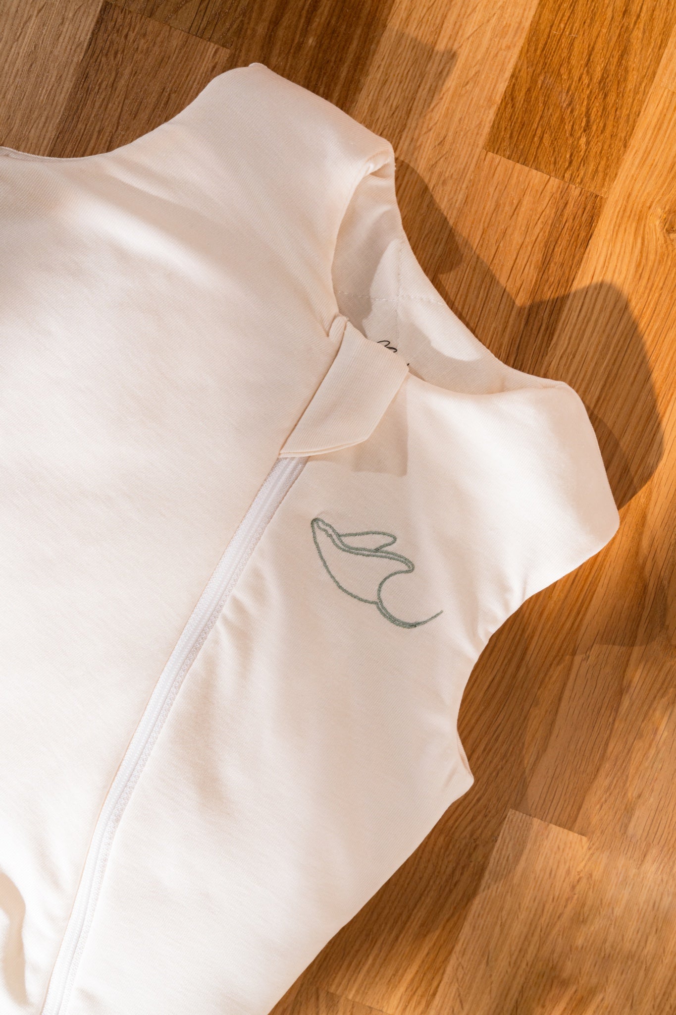 Detail of the Nömad sleep sack's collar, zip and embroidery