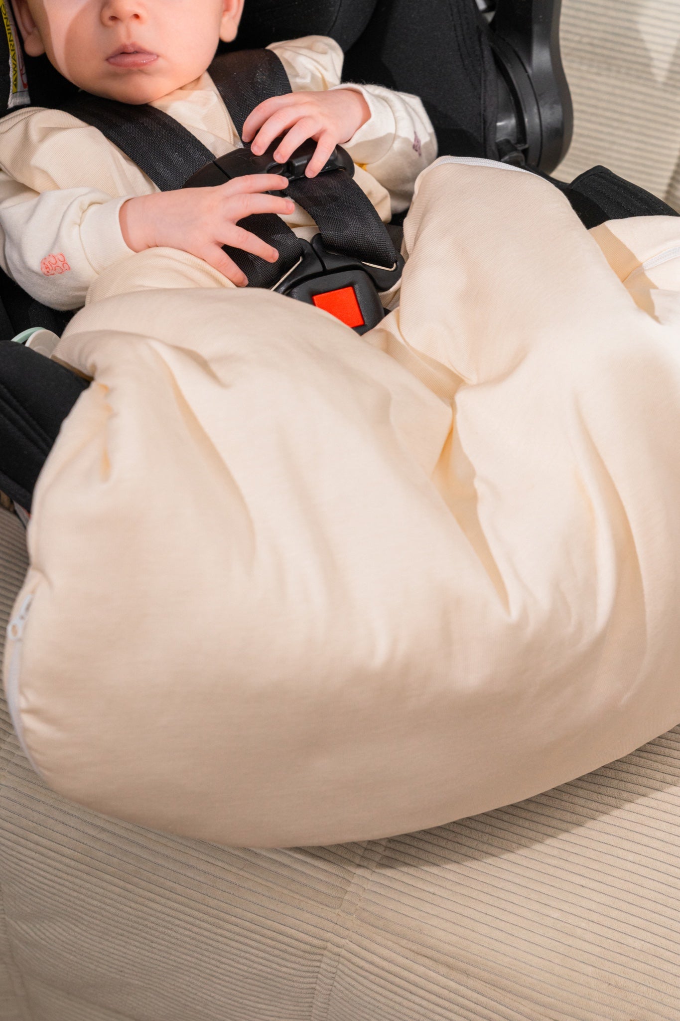Sleeping baby transferred from car seat to crib in the Morpheïa sleep sack