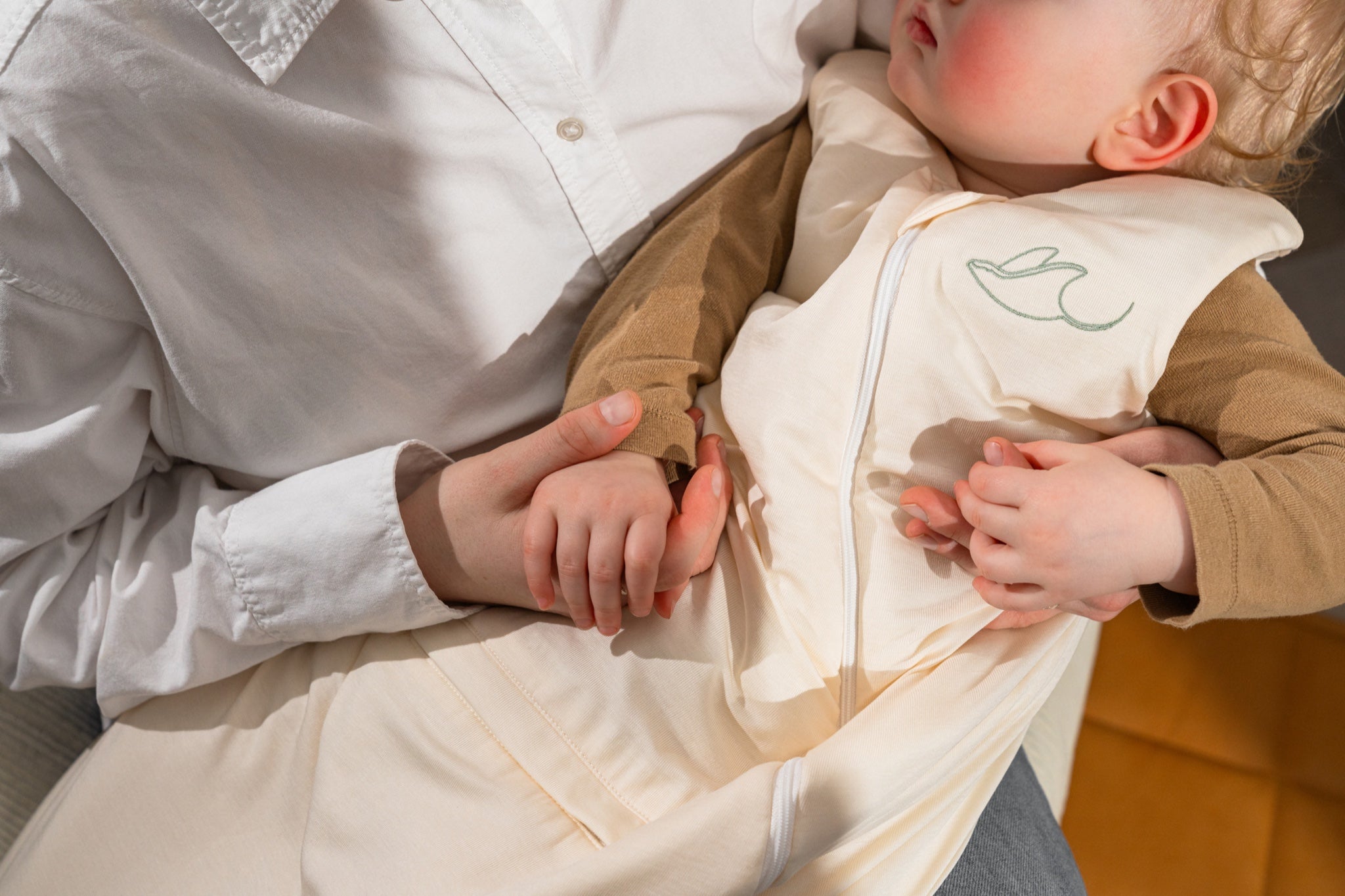 Baby resting in the Morpheïa Nömad TENCEL™ sleep sack, designed in Quebec